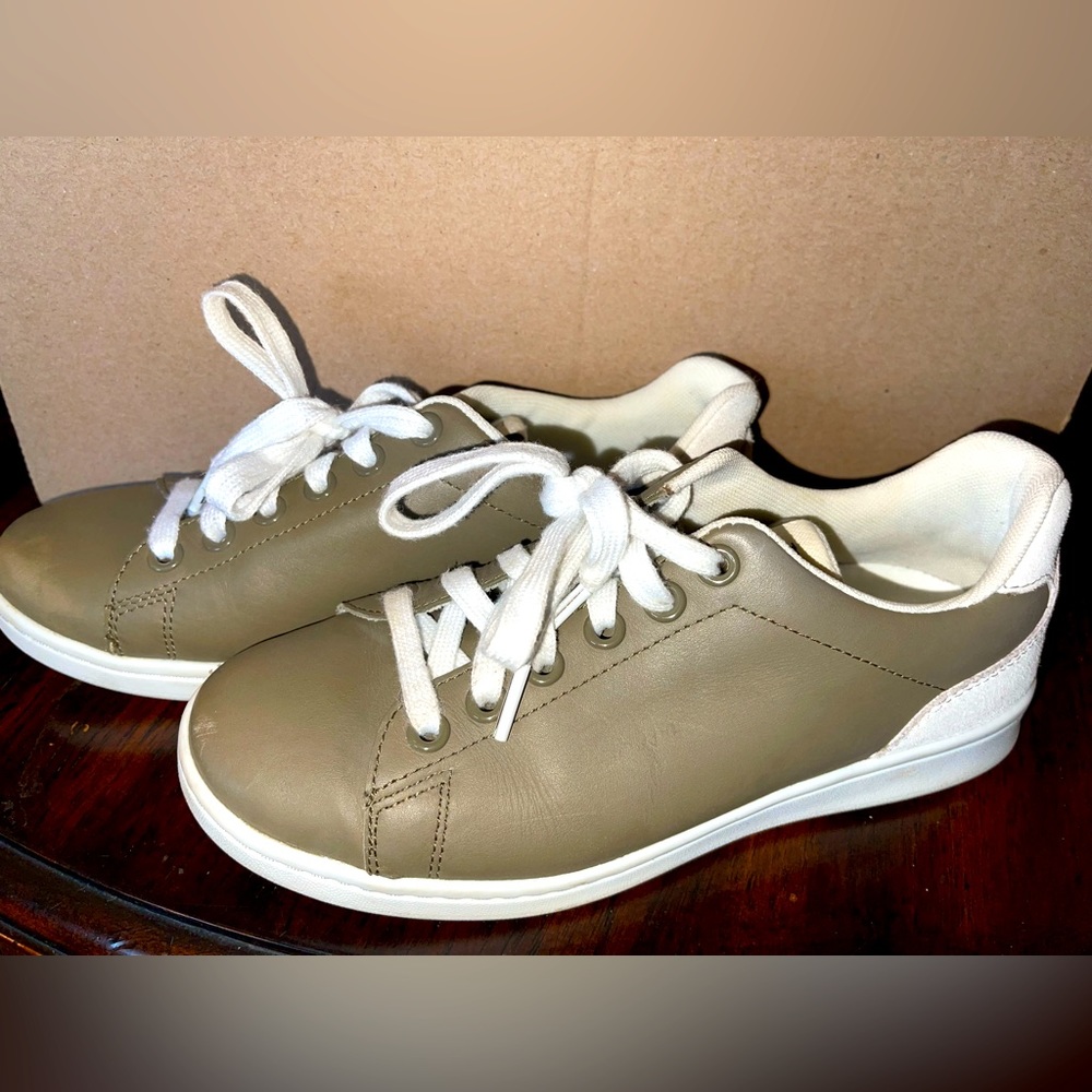 Ellen Degeneres Sneakers Size 7 (Tan)